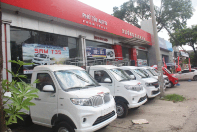 Tại Phú Tài Auto, khách hàng được tư vấn chi tiết về các phiên bản thùng mui bạt