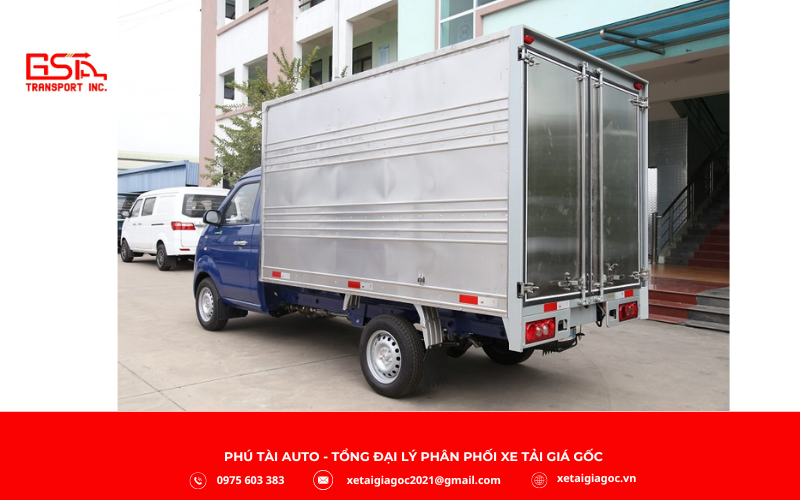 Xe tải SRM T30 thùng kín inox là phiên bản xe tải nhẹ với thùng kín chắc chắn