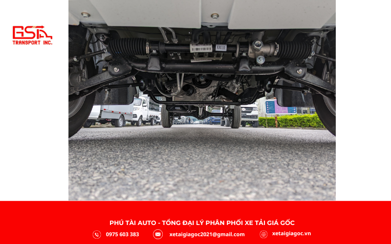 Xe tải SRM T50 thùng lửng sở hữu khung gầm thép hợp kim cường độ cao với thiết kế 2 lớp dầm dày 2,5 mm