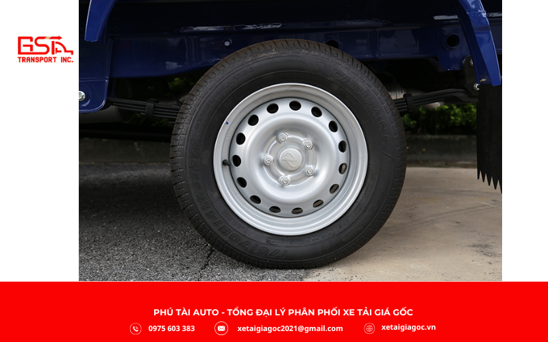 Ngoại thất xe tải SRM T30 thùng mui bạt nổi bật với cabine khí động học, ga lăng kép và hốc thông gió hình chữ U