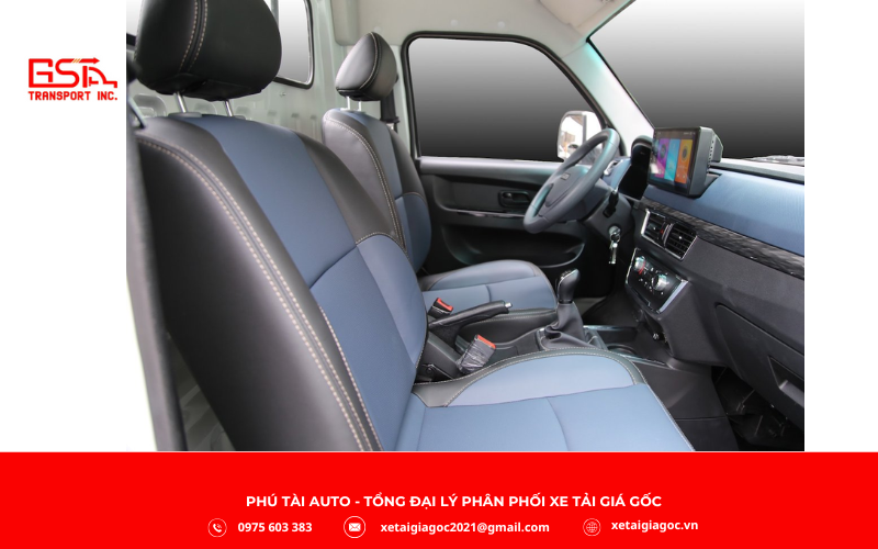 Cabin rộng rãi với gam màu tối tinh tế, tạo không gian sạch sẽ, sang trọng và dễ chịu