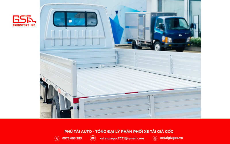 Kích thước lọt lòng thùng hàng đạt 3.050 mm dài x 1.560 mm rộng x 355 mm cao, cho tổng tải trọng chở hàng 1.495 kg