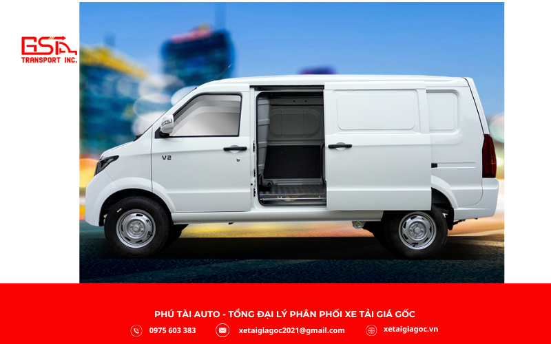 Cửa lùa hai bên, giúp bốc dỡ hàng hóa thuận tiện ngay cả trong không gian hẹp