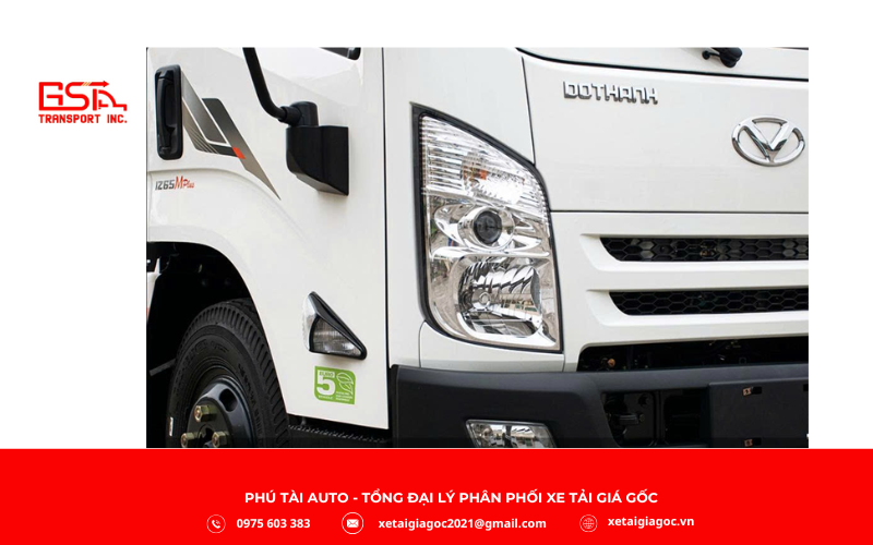 Xe trang bị đèn pha halogen kết hợp dải LED định vị, chiếu sáng tốt trong mọi điều kiện