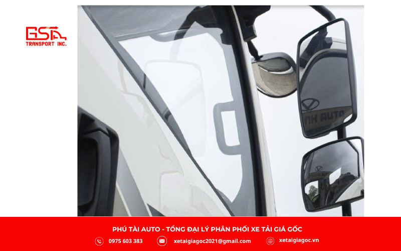 Gương chiếu hậu hai tầng (phẳng và cầu lồi) giảm điểm mù hiệu quả, cùng đèn tín hiệu LED bên hông tăng độ an toàn khi di chuyển và chuyển hướng.