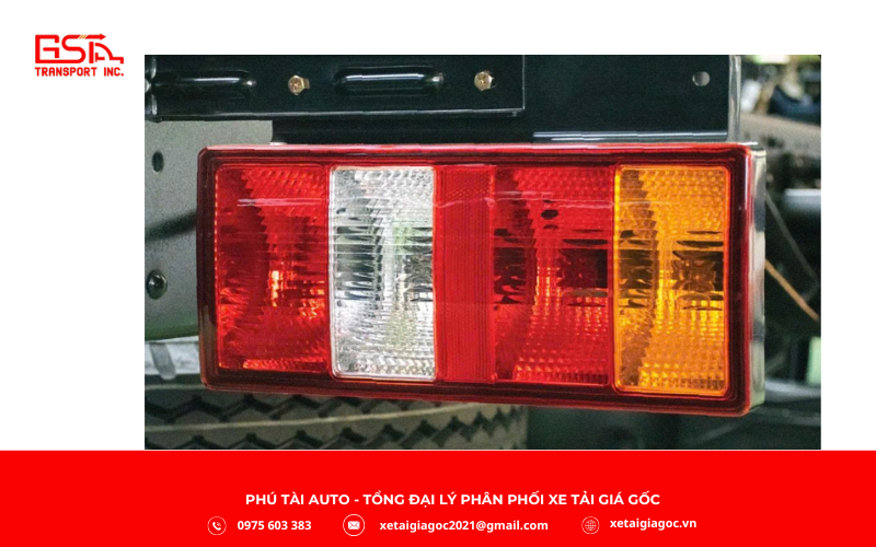 Xe tải Đô Thành IZ71SL Plus có ngoại thất hiện đại, chắc chắn với cabinn vuông mạnh mẽ và đèn pha Halogen ba tầng kết hợp đèn bi, giúp chiếu sáng tốt trong mọi điều kiện