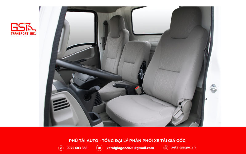 Nội thất xe tải Đô Thành IZ65M Plus thùng mui bạt được thiết kế rộng rãi, tiện nghi và hiện đại, mang đến sự thoải mái cho tài xế trong suốt hành trình