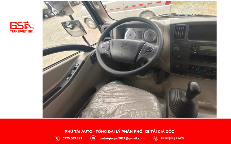 Nội thất xe tải Đô Thành IZ65M Plus thùng kín được thiết kế rộng rãi, tiện nghi và hiện đại, mang lại cảm giác thoải mái cho tài xế khi vận hành đường dài.