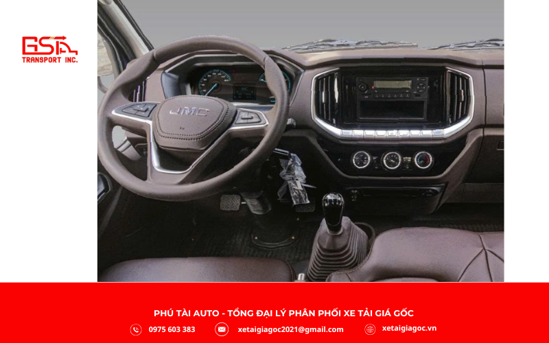 Nội thất xe tải Đô Thành IZ62M thùng lửng được thiết kế rộng rãi và tiện nghi, mang lại sự thoải mái cho cả tài xế lẫn hành khách.