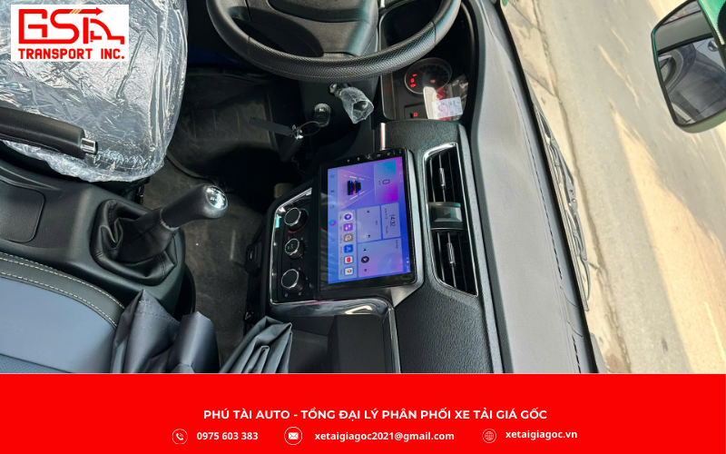 Nội thất xe tải SRM T15 thùng mui bạt được tối ưu theo hướng hiện đại và tiện dụng, mang lại cảm giác thoải mái cho người lái