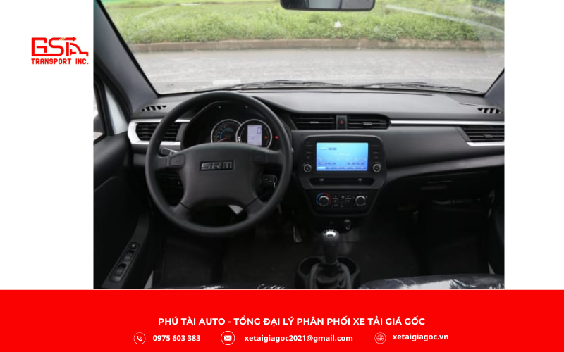 Nội thất xe tải SRM T20a thùng kín 930 kg được thiết kế hiện đại và tiện nghi, mang lại sự thoải mái cho tài xế