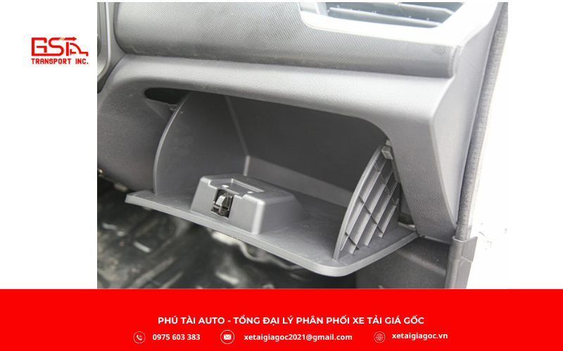 Xe trang bị cửa kính chỉnh điện, khóa điện từ xa, giải trí USB/FM/AM và điều hòa 2 chiều