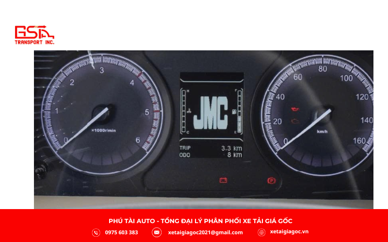 Vô lăng tích hợp nút điều khiển, màn hình hiển thị rõ ràng và điều hòa hai chiều mang lại sự tiện nghi cần thiết