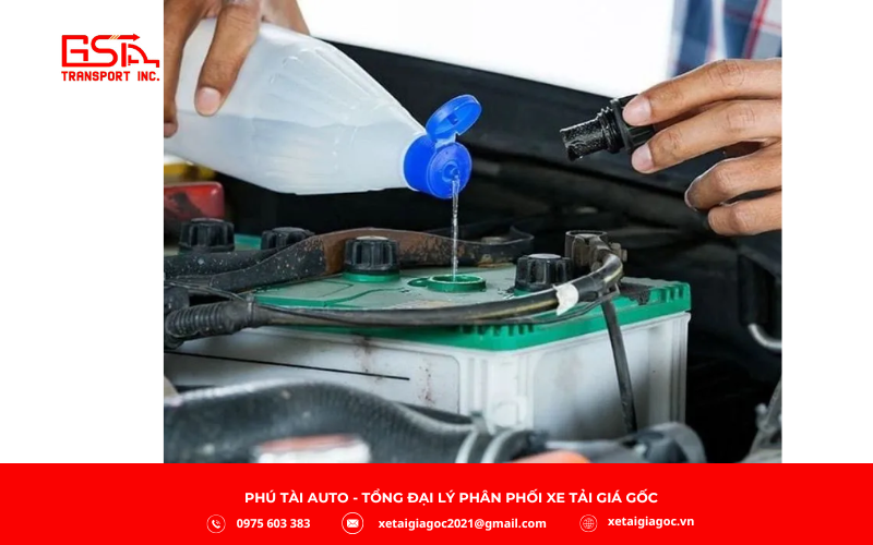 Kiểm tra bổ sung dịch axit trong bình ắc quy