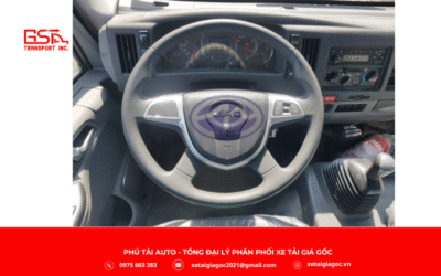 Nội thất cabin xe tải JAC N350 PLUS E5A thùng bạt rộng rãi với 3 ghế bọc nỉ êm ái, cabin vuông vức và kính chắn gió lớn giúp quan sát tốt