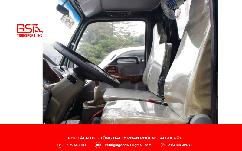 Nội thất cabin Xe tải ben Chiến Thắng 5T6 rộng rãi với 3 chỗ ngồi thoải mái, ghế lái êm ái