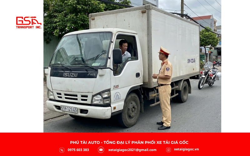 Xe tải biển trắng bị cảnh sát giao thông yêu cầu dừng xe