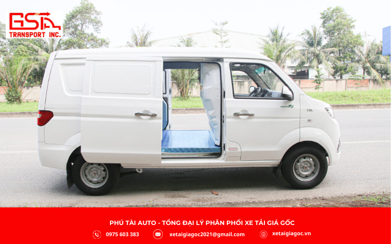 Xe tải van 1000kg SRM X30i 2 chỗ là mẫu xe tải nhẹ do Shineray Việt Nam (SRM) phân phối, hướng đến nhu cầu vận chuyển hàng hóa nội đô với thiết kế thùng kín nhỏ gọn