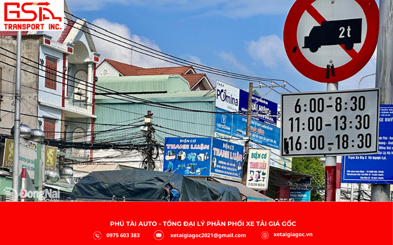 Biển cấm xe tải theo giờ là hình thức cấm lưu thông có điều kiện về thời gian, thường sử dụng biển P.106a (cấm xe tải) kết hợp với biển phụ S.508 để quy định rõ khung giờ