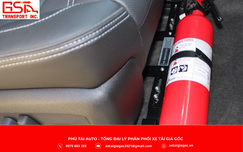 Trang bị bình chữa cháy cho xe tải là yêu cầu bắt buộc và đóng vai trò quan trọng trong việc xử lý kịp thời các sự cố cháy nổ do chập điện, rò rỉ nhiên liệu trong quá trình vận hành.