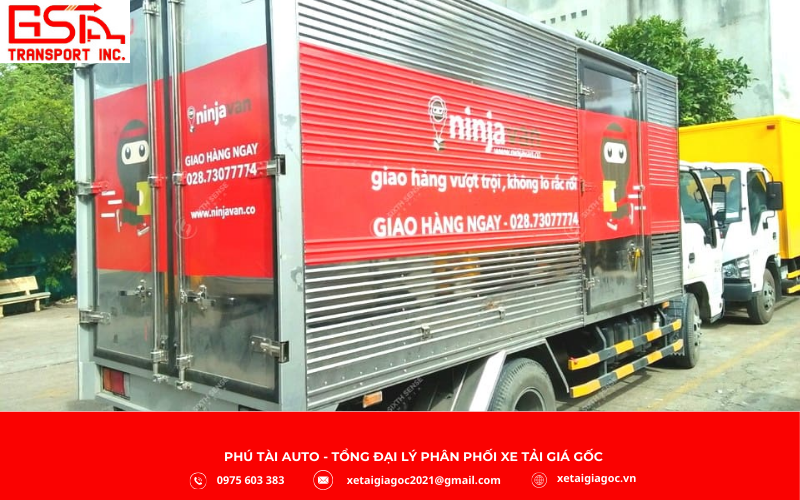 Dán decal, quảng cáo trên xe tải không chỉ cần đẹp mà còn phải đúng vị trí, đúng diện tích theo quy định pháp luật để đảm bảo an toàn giao thông và tránh bị xử phạt.