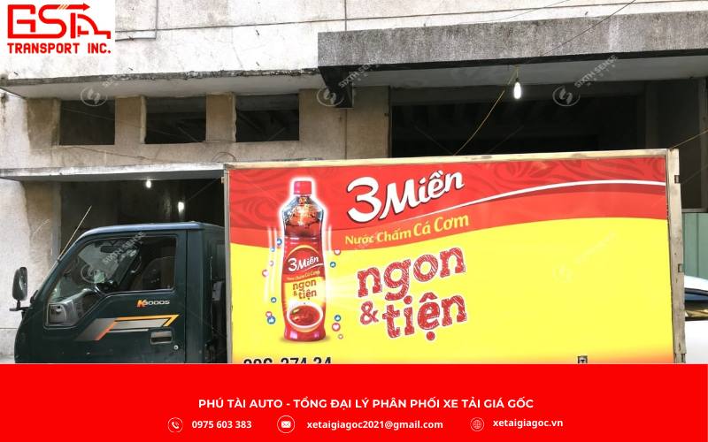 Dán quảng cáo trên xe tải là cách tận dụng phương tiện vận chuyển để truyền tải hình ảnh thương hiệu một cách linh hoạt và liên tục