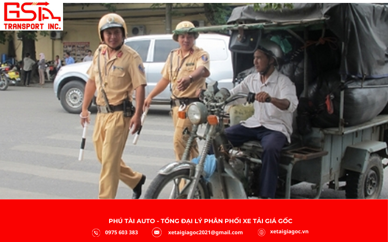 Tại Hà Nội, việc lưu thông của xe ba gác và xe ba–bốn bánh tự chế được kiểm soát nghiêm ngặt nhằm hạn chế ùn tắc và đảm bảo trật tự an toàn giao thông đô thị.