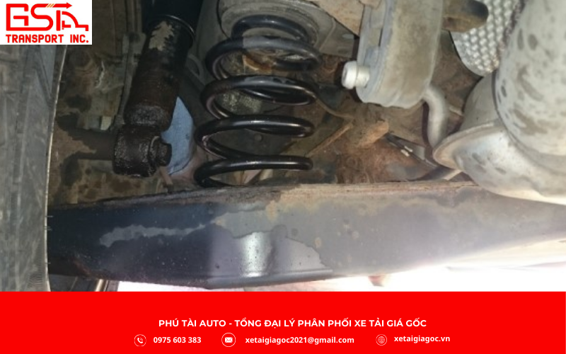 Bộ phận đàn hồi chủ yếu là nhíp lá hoặc lò xo, chịu trách nhiệm nâng đỡ tải trọng xe