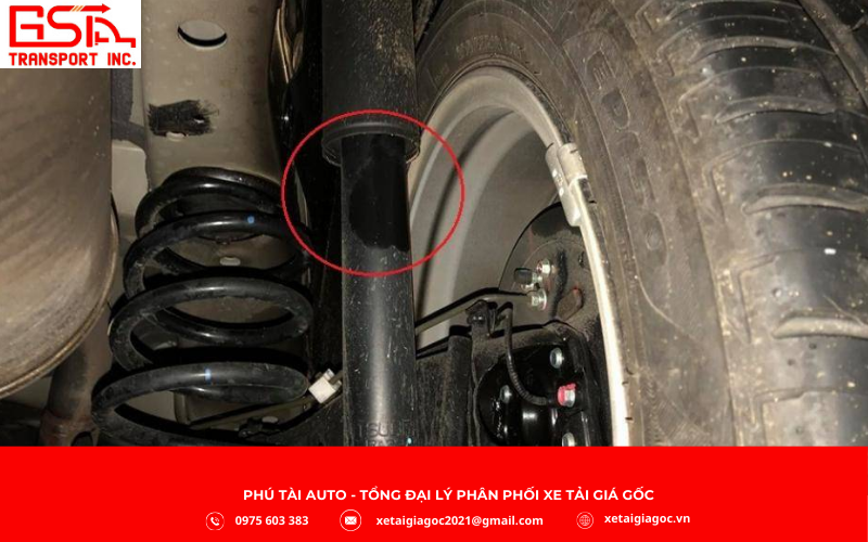 Giảm xóc (phuộc) có nhiệm vụ triệt tiêu dao động từ mặt đường. Khi giảm xóc bị rò dầu, yếu hoặc hỏng, xe sẽ nảy mạnh, rung lắc nhiều khi qua ổ gà và khó kiểm soát hơn khi chở hàng