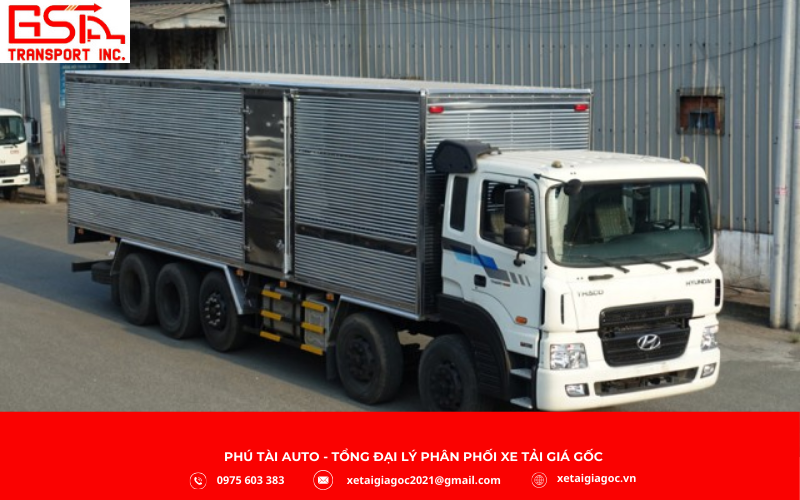 Xe tải 20 tấn có kích thước tổng thể khoảng 12.400 x 2.500 x 3.570 mm (dài x rộng x cao), trong đó thùng mui bạt thường đạt 9.720 x 2.350 x 740/2.150 mm.