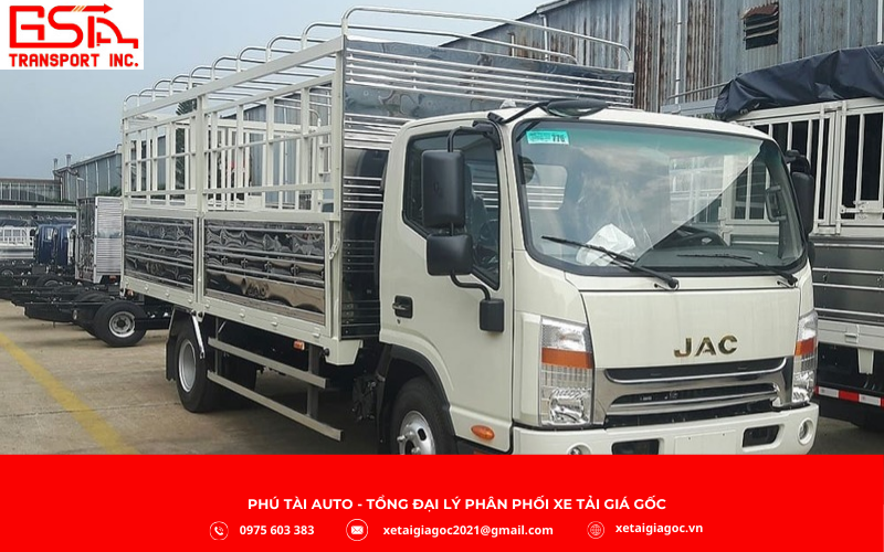 Xe tải 5 tấn có kích thước tổng thể khoảng 6,2m x 2,0m x 2,0m, với kích thước thùng phổ biến 6,0m x 2,2m x 2,4m (dài x rộng x cao)