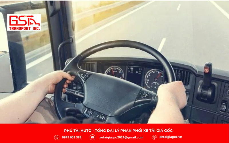 Lái xe tải được đánh giá là khó hơn do xe có kích thước lớn, nhiều điểm mù, quán tính mạnh và hệ thống số phức tạp