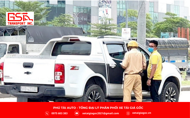 Theo quy định hiện hành, xe bán tải khi chở hàng vượt tải trọng, vượt kích thước xếp hàng hoặc thiếu giấy tờ đều bị xử phạt nghiêm khắc; mức phạt áp dụng riêng cho người lái xe và chủ phương tiện, kèm trừ điểm GPLX trong một số trường hợp.