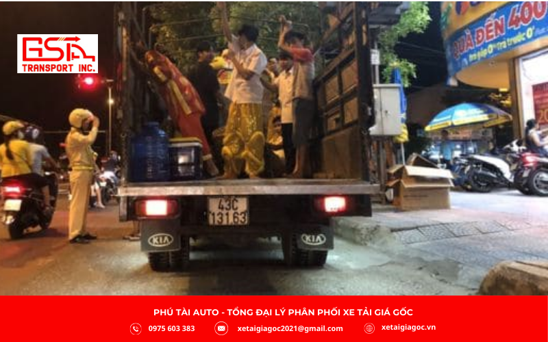 Theo quy định hiện hành, xe tải tại Việt Nam bị nghiêm cấm chở người trên thùng xe, nhằm đảm bảo an toàn tính mạng cho người tham gia giao thông.