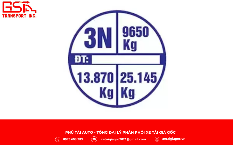 Việc xác định xe tải có tải trọng bao nhiêu tấn thực tế không quá phức tạp nếu bạn biết cách đọc các thông số kỹ thuật được dán trên cánh cửa xe và quan sát số trục (số chân) của xe để đối chiếu với bảng tải trọng tương ứng.