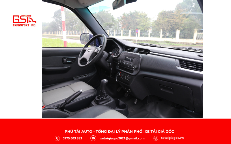 Nội thất xe tải SRM được đánh giá khá tốt trong phân khúc với không gian cabin rộng rãi, ngồi lâu vẫn thoải mái.