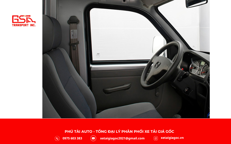 Theo đánh giá của chúng tôi, nội thất xe tải Kenbo mang thiết kế thực dụng, tập trung vào sự thoải mái cho tài xế khi vận hành hằng ngày.