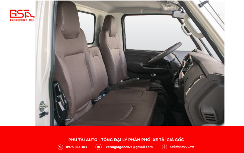 Nội thất xe tải Đô Thành mang thiết kế thực dụng, chú trọng sự thoải mái cho tài xế. Cabin rộng với 3 ghế bọc simili, tông xám – đen sạch sẽ, phù hợp vóc dáng người Việt