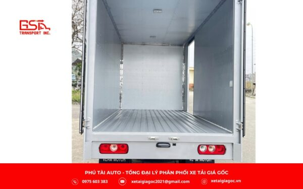 Thùng hàng xe tải Veam được đánh giá cao nhờ thiết kế rộng và dài, phù hợp chở hàng cồng kềnh và vận chuyển linh hoạt trong đô thị.