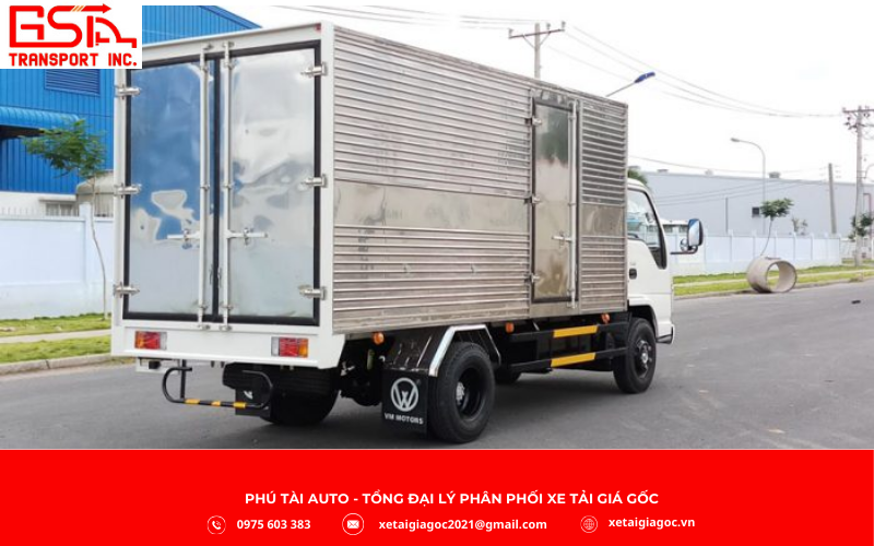 Ở các dòng xe tải Isuzu, phần thùng hàng được hoàn thiện theo hướng bền chắc và tối ưu cho vận chuyển thực tế.