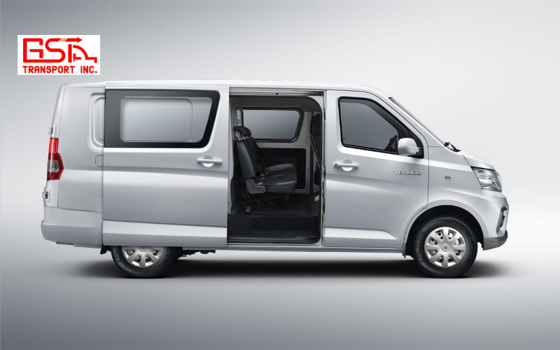 Ngoại thất Tera V8 5 chỗ mạnh mẽ, đèn Projector sáng và cửa lùa tiện lợi cho hàng hóa