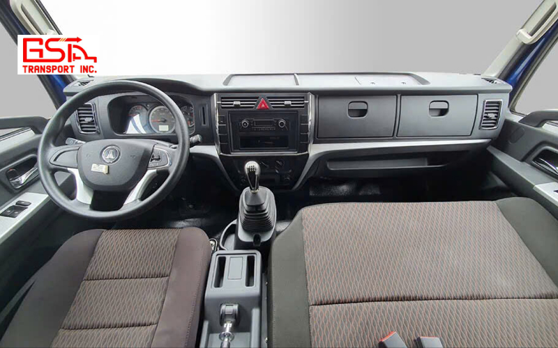 Xe tải Nissan Đồng Vàng NS700 với cabin rộng rãi, tiện nghi và thoải mái.