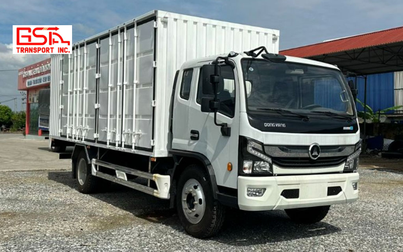 Xe tải Đồng Vàng 800 thùng kín với thiết kế chắc chắn, hiện đại và rộng rãi.